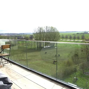 Peaceful Modern 2 Bedroom Penthouse With View Apartment