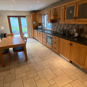 https://cosy-4-bedroom-galway-house-with-rear-garden-patio.galwayhotelsireland.net