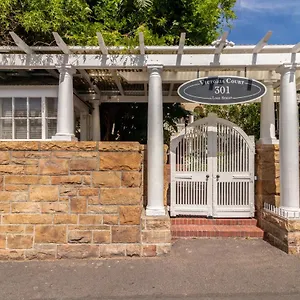 https://light-airy-apartment-in-victoria-court.hotels-capetown.com